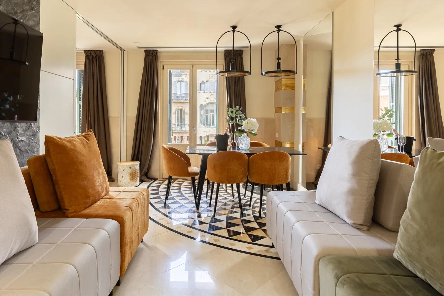 Spacious living room with a view of Rambla Catalunya